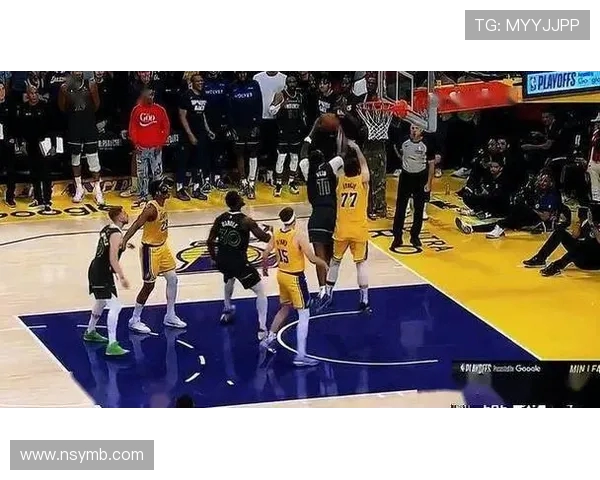 76人对决熊鹿NBA季后赛激战正酣球迷期待精彩瞬间